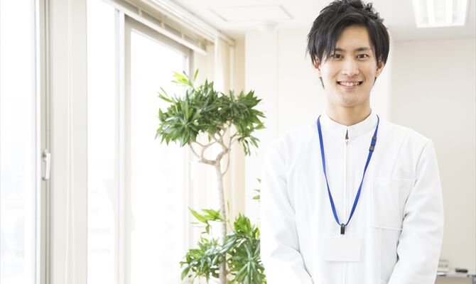 若い男性のスタッフ